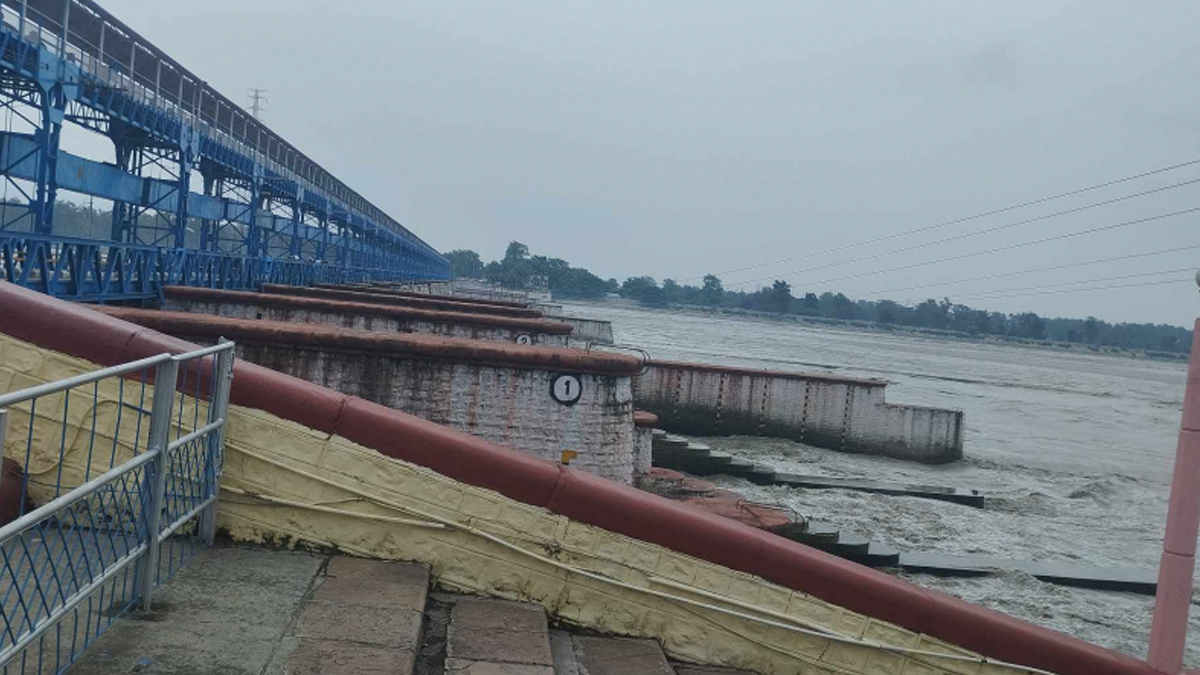 पानीको बहाव बढेपछि वनबासा पुलमा चारपाङ्ग्रे सवारीमा रोक